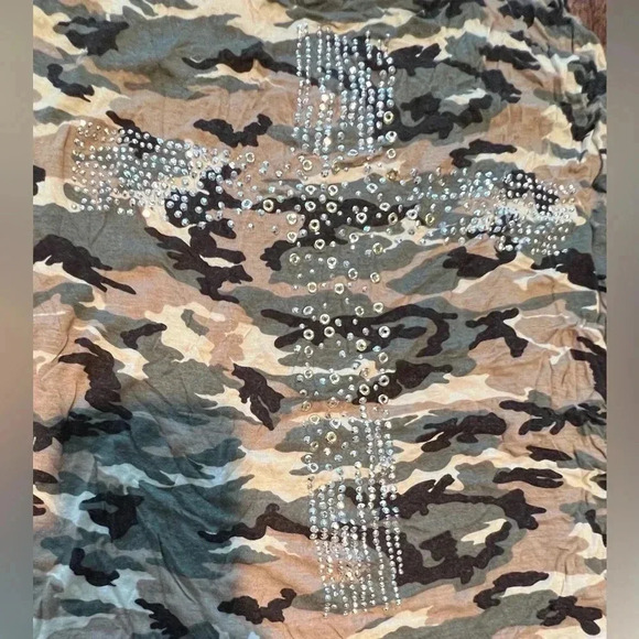 BODY CENTRAL | ladies embellished cross camouflage tank top. Size: L. - Picture 3 of 9